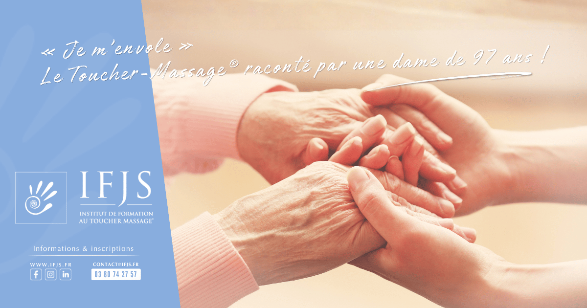 Une praticienne en formation réalise une séance de Toucher-Massage® auprès d'une résidente âgée, illustrant la bienveillance du geste soignant.